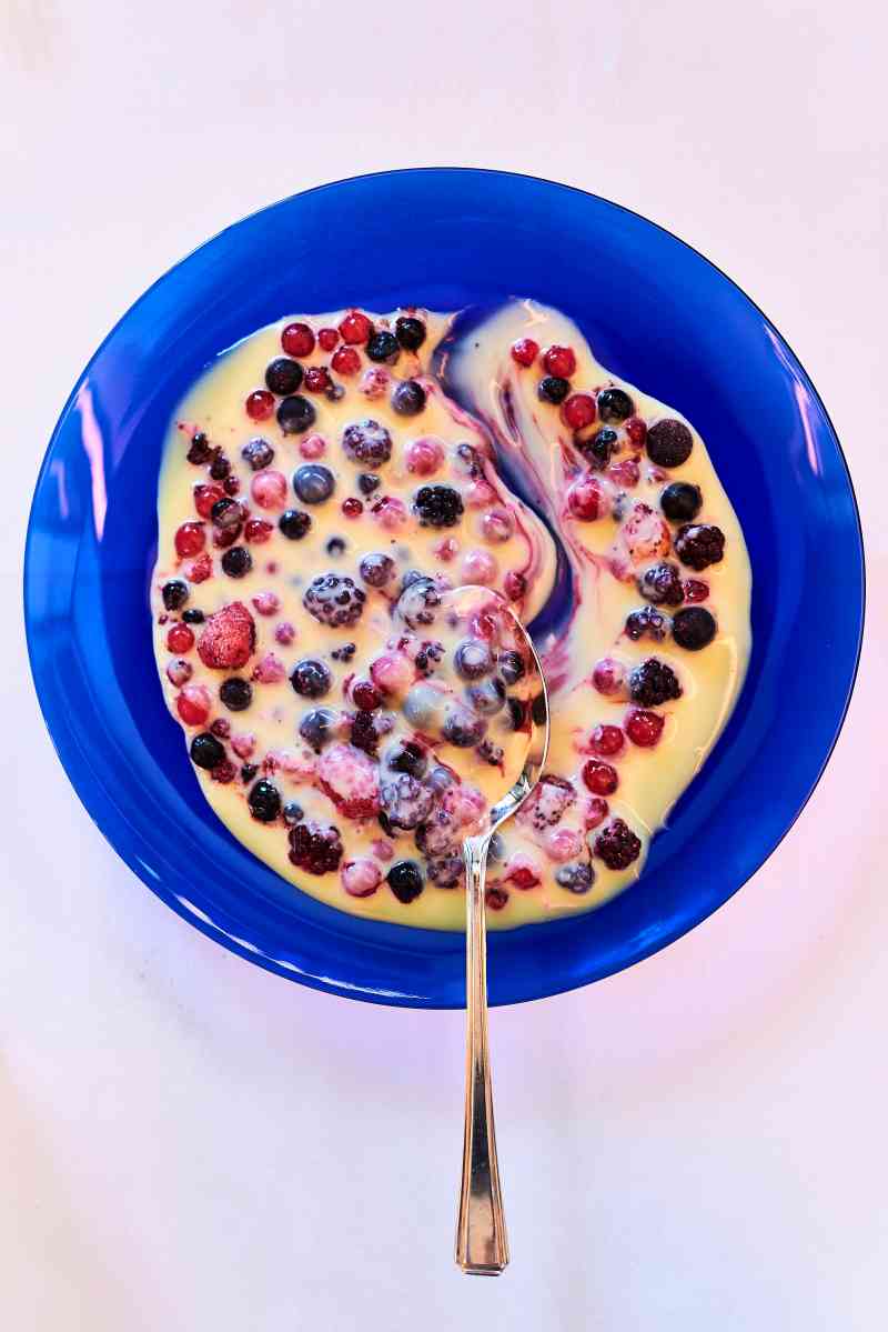 Bayas heladas escandinavas con salsa de chocolate blanco, otro plato de la época dorada de Caprice en esta ubicación